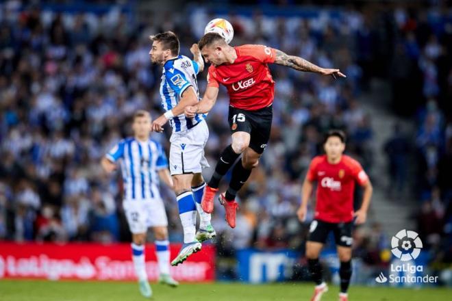 Portu pelea por un balón aéreo en el Real Sociedad-Mallorca (Foto: LaLiga).