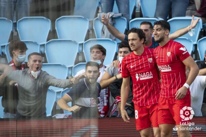 Los jugadores del Sevilla celebran el 0-1 ante aficionados sevillistas en Balaídos.