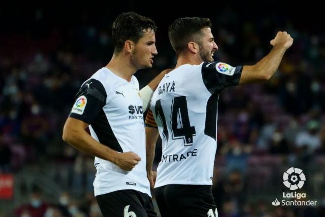 Gayà celebra su golazo en el Camp Nou con Guillamón (Foto: Valencia CF).jpeg