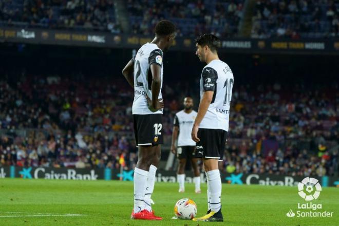 Soler y Diakhaby discuten durante el Barça-Valencia (Foto: LaLiga).