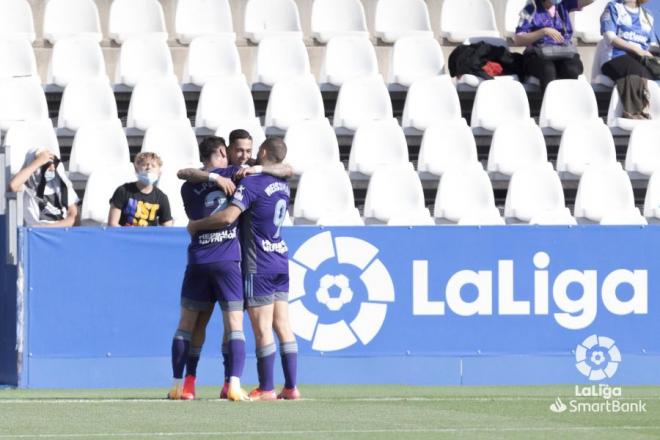 Sergio León abraza a sus compañeros tras marcar en Butarque (Foto: LaLiga).