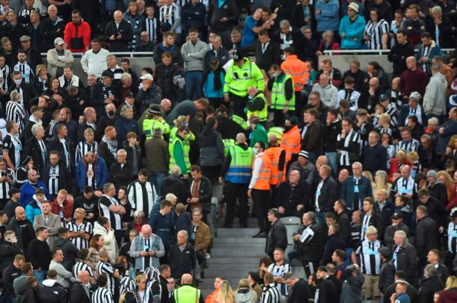 El Newcastle-Tottenham, parado mientras atendían a un aficionado (Foto: EFE).