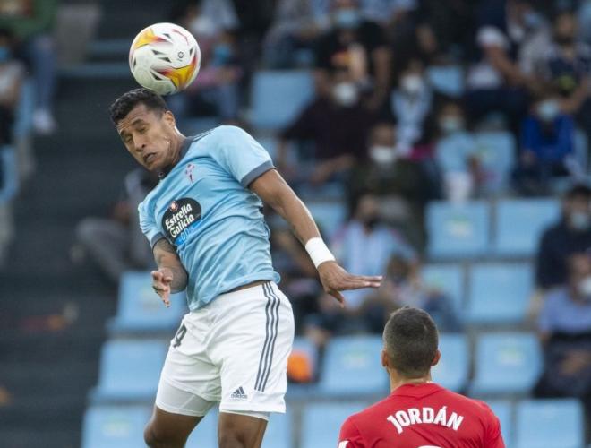 Jeison Murillo despeja de cabeza durante el Celta-Sevilla (Foto: LaLiga).