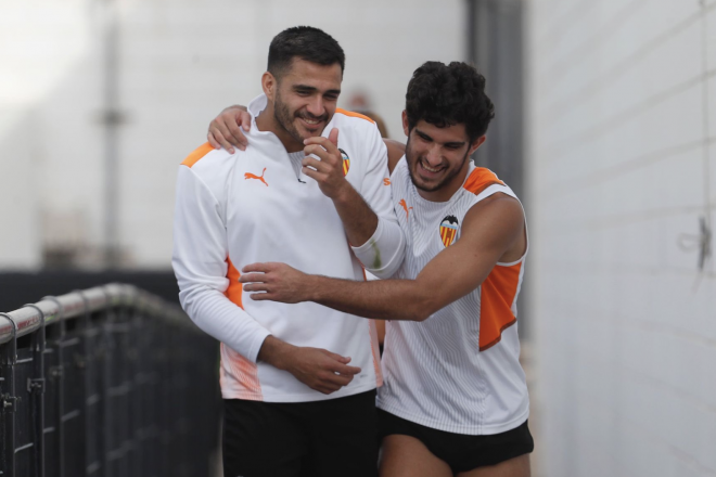 Maxi Gómez y Guedes sonríen (Foto: Valencia CF)
