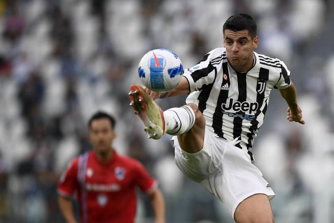 Morata, que suena para el Newcastle, controla un balón durante un duelo con la Juventus (Foto: Morata).