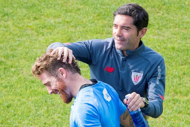 Marcelino García Toral acaricia a Iker Muniain en Lezama (Foto: Athletic Club).