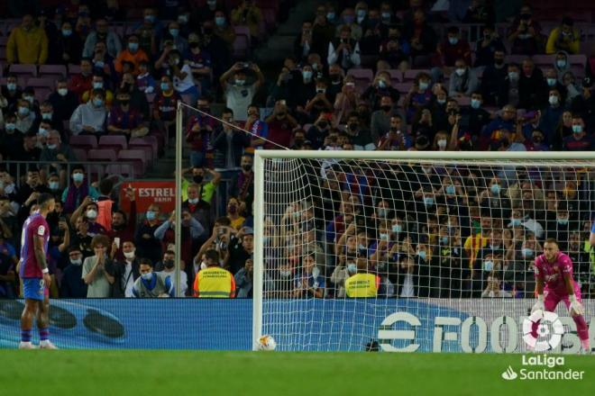 Penalti pitado por Gil Manzano con el que Depay hace el 2-1 en el Barça-Valencia (Foto: LaLiga).