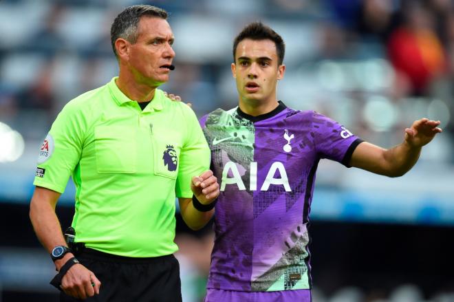 Sergio Reguilón avisó al árbitro del Newcastle-Tottenham (Foto: EFE).