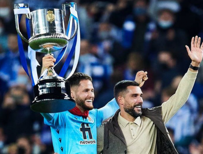 Remiro y Moyá muestran la Copa del Rey a la afición (Foto: Instagram).