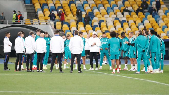Ancelotti da órdenes a los jugadores del Real Madrid en Kiev (Foto: RM).