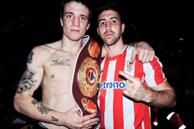 Kerman Lejarraga, junto al boxeador catalán Sandor Martín, también un gran seguidor del Athletic Club.