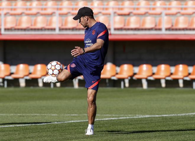 Simeone, durante el entrenamiento del Atlético de Madrid (Foto: ATM).
