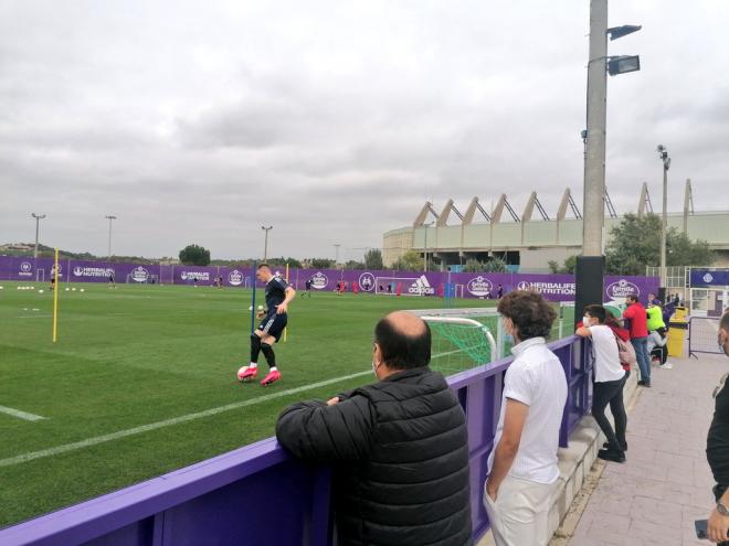 Varios aficionados siguen el entrenamiento del Real Valladolid en la vuelta del público a los Anexos.