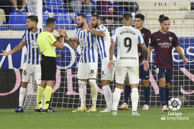 El Málaga protesta al árbitro el gol anulado en Huesca (Foto: LaLiga).