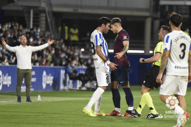 Escassi se encara con Ratiu ante las protestas de José Alberto en el Huesca-Málaga (Foto: LaLiga)