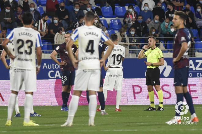 El Málaga protesta al árbitro el gol anulado en Huesca (Foto: LaLiga).