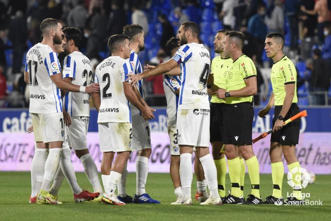 El Málaga protesta al árbitro el gol anulado en Huesca en los últimos minutos (Foto: LaLiga).