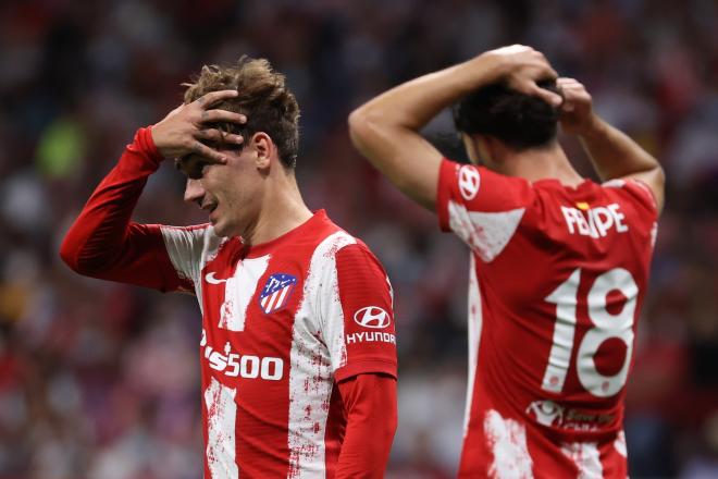 Griezmann y Felipe se lamentan en el Atlético-Liverpool (Foto: EFE).