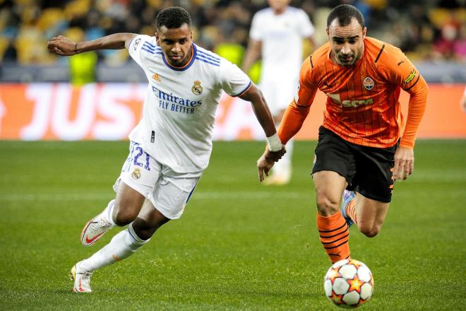 Rodrygo pelea un balón con Ismaily en el Shakhtar Donetsk-Real Madrid (FOTO: EFE).