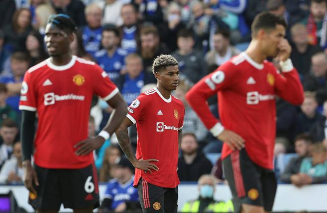 Pogba, Rashford y Cristiano Ronaldo se lamentan tras recibir un gol el Manchester United ante el Le