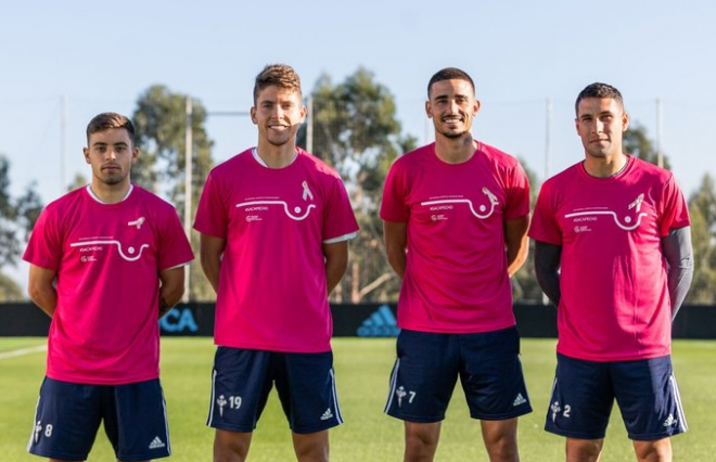 Beltrán, Fontán, Galhardo y Mallo con camisetas contra el cáncer de mama (Foto: RC Celta).