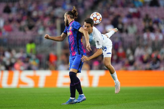 Óscar Mingueza salta a por un balón en el Barcelona-Dinamo de Kiev (Foto: Cordon Press).
