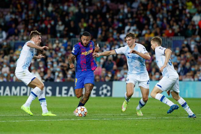Memphis Depay, entre varios jugadores del Dinamo Kiev (Foto: Cordon Press).