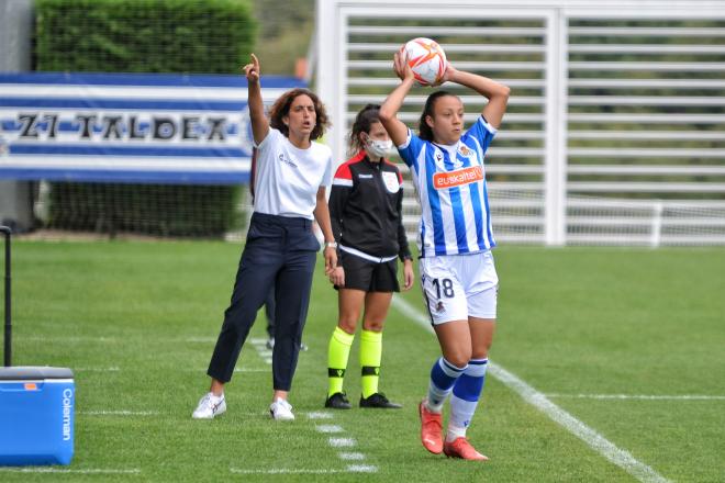 Natalia Arroyo, entrenadora de la Real Sociedad, da órdenes a sus jugadoras en un partido de esta temporada (Foto: Giovanni Batista).