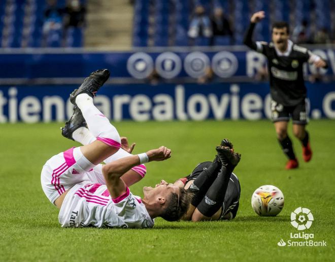 Joni Montiel se duele tras un choque en el Real Oviedo-Burgos (Foto: LaLiga).