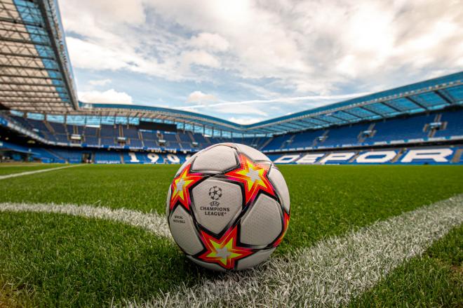 Balón de la UEFA Youth League sobre el césped de Riazor (Foto: RCD).