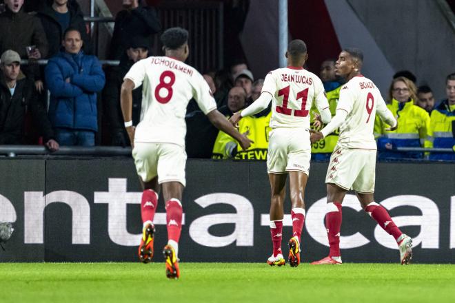 Boadu celebra con Jean Lucas y Tchouameni el gol del Mónaco ante el PSV (Foto: Cordon Press).