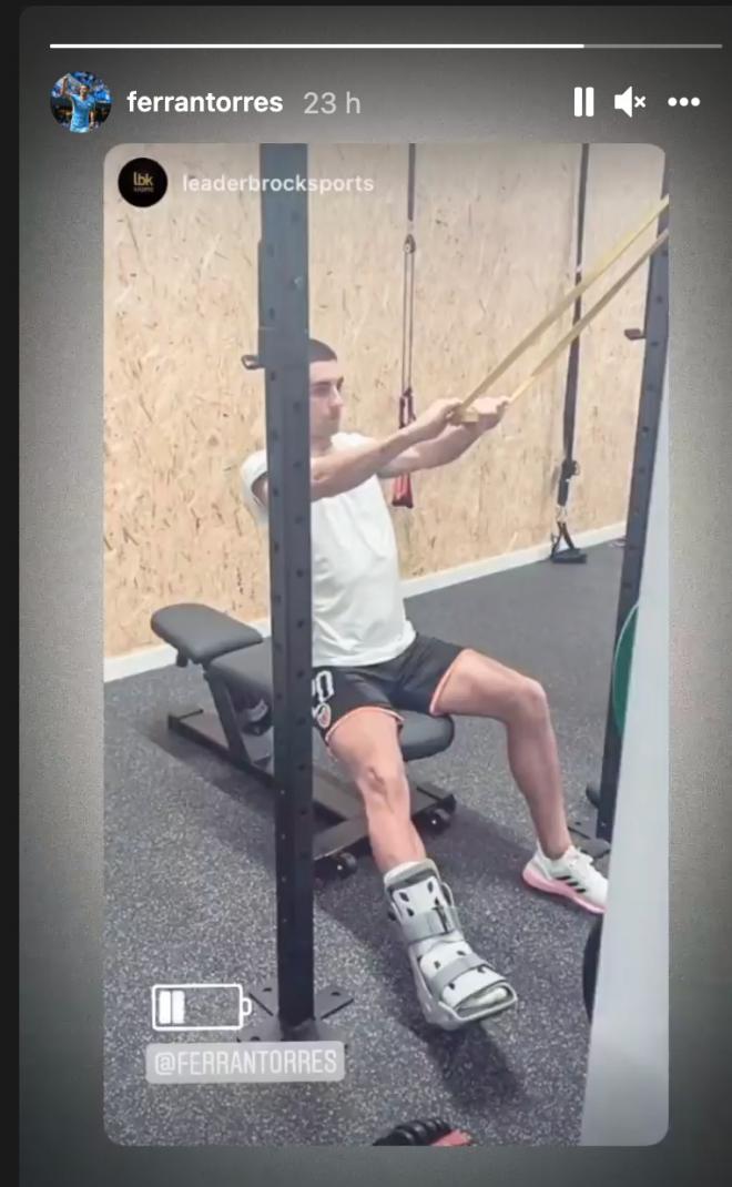 Ferran Torres realizando trabajo en el gimnasio.