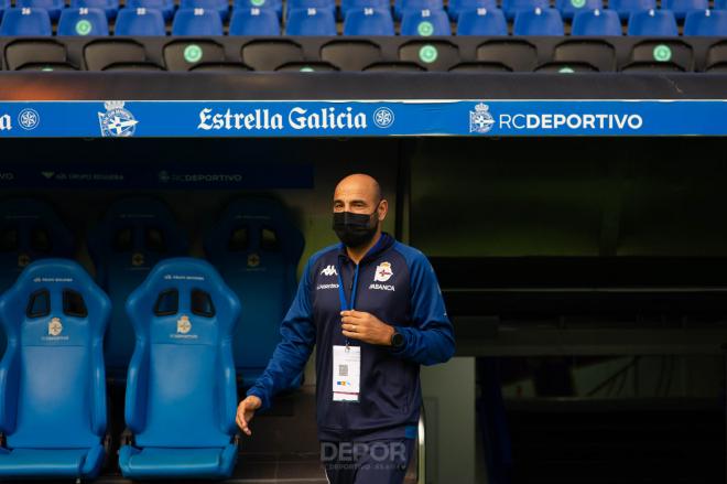 Manuel Pablo junto al banquillo de Riazor (Foto: RCD).