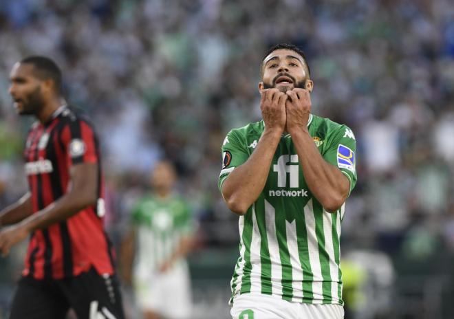 Nabil Fekir se lamenta durante el Real Betis-Bayer Leverkusen (Foto: Kiko Hurtado).