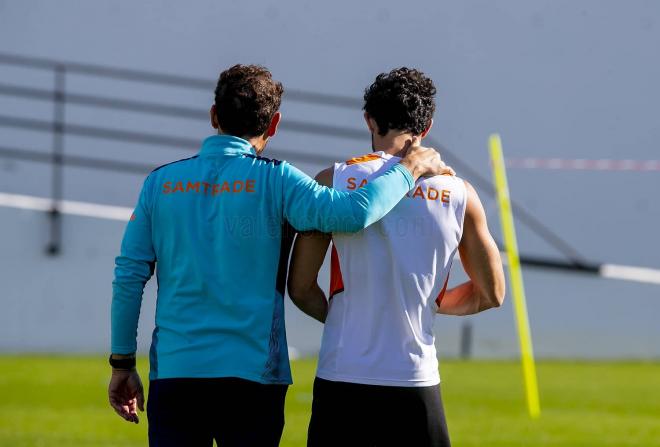 Bordalás junto a Guedes en el entrenamiento del Valencia (Foto: Valencia CF)