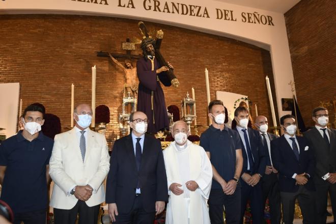 La comitiva del Sevilla en su visita al Gran Poder (Foto: Kiko Hurtado).