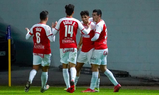 Los jugadores del Racing de Santander celebrando un gol (Foto: @realracingclub)