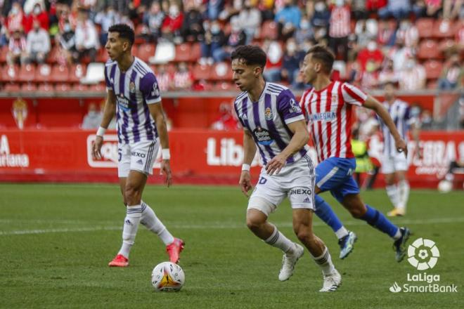 Aguado controla un balón durante el Sporting-Valladolid en El Molinón (Foto: LaLiga).