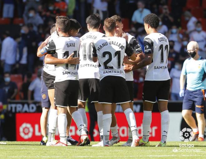 Alegría por el gol de Gayà para el Valencia CF ante el Mallorca. (Foto: LaLiga)
