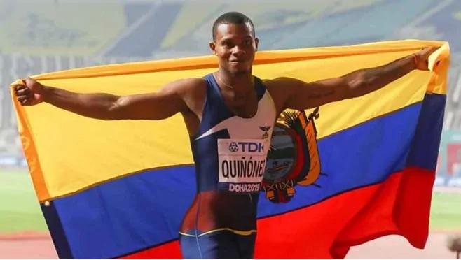 Alex Quiñonez celebra un triunfo con la bandera de Ecuador (Foto: EFE).