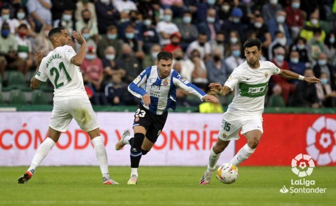 Adrián Embarba busca el balón en el Elche-Espanyol (Foto: LaLiga Santander).