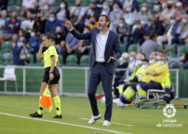 Vicente Moreno da instrucciones en el Elche-Espanyol (Foto: LaLiga Santander).