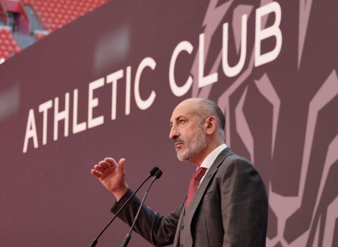 El presidente Aitor Elizegi, habla en San Mamés ante la Asamblea General (Foto: Athletic Club).