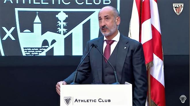 El presidente Aitor Elizegi se dirige en San Mamés a la Asamblea del Athletic Club.