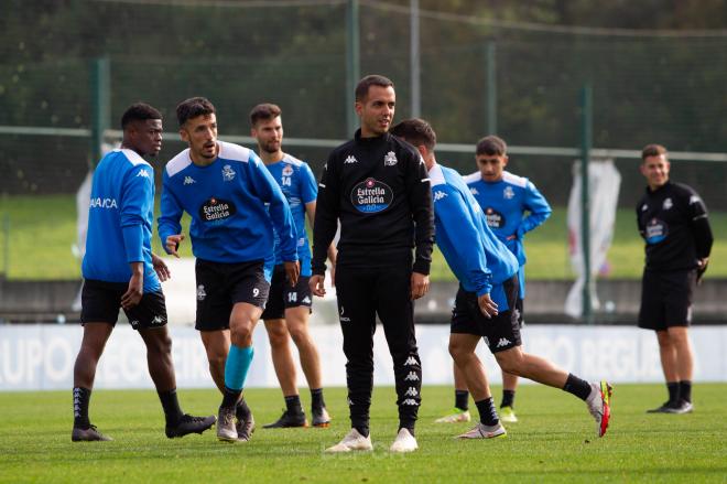 Borja Jiménez junto a sus jugadores en Abegondo (Foto: RCD).