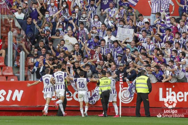 Los jugadores del Real Valladolid celebran el gol de Aguado con la afición en El Molinón (Foto: L