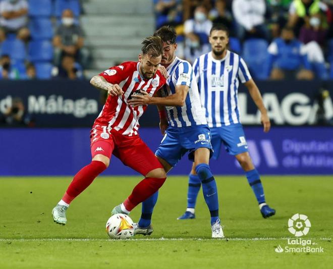 Jozabed trata de quitarle el balón a un rival en el Málaga-Lugo (Foto: LaLiga).