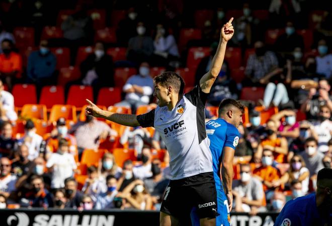 Manu Vallejo celebra el 2-2 (Foto: Valencia CF)