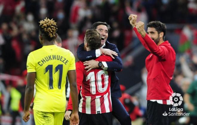 Iker Muniain abraza a Marcelino después del triunfo del Athletic ante el Villarreal en San Mamés (Foto: LaLiga).