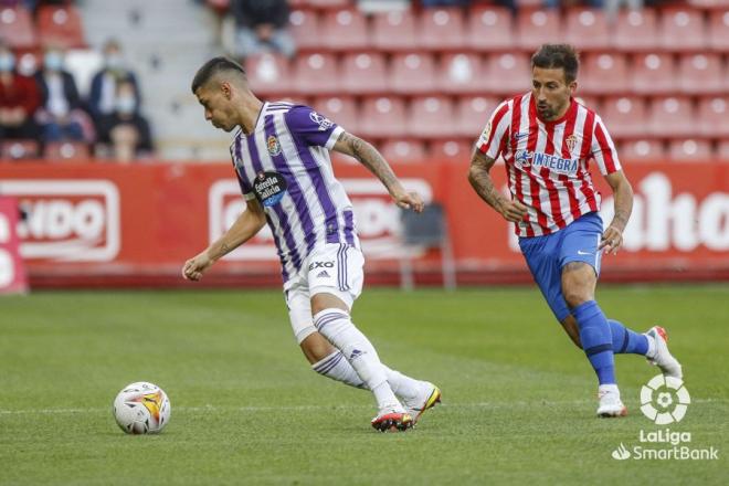 El argentino Lucas Olaza controla un balón durante el Sporting-Valladolid (Foto: LaLiga).